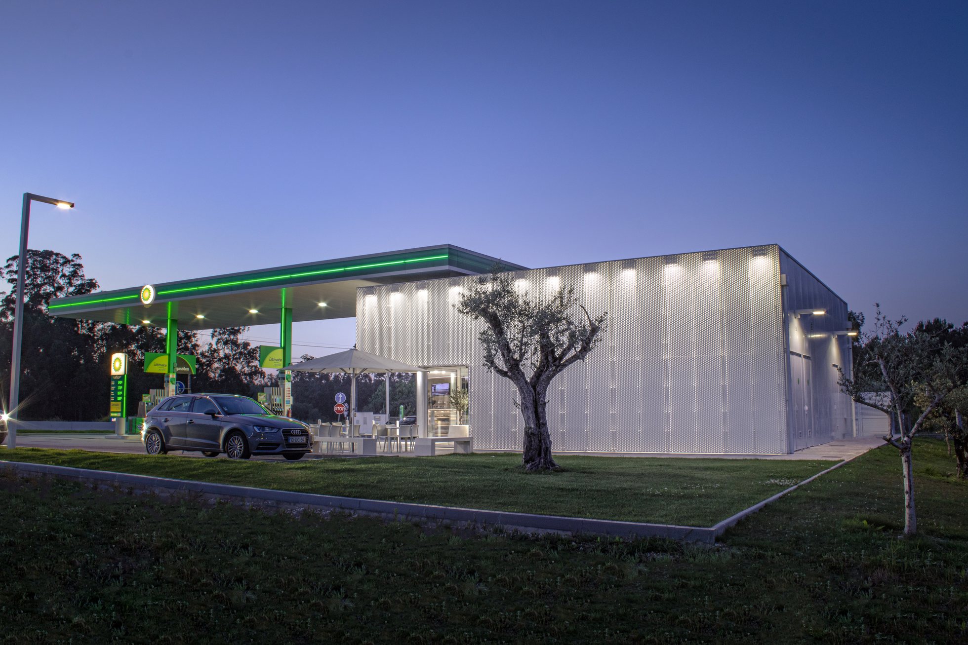 Posto BP Leiria — fachada iluminada