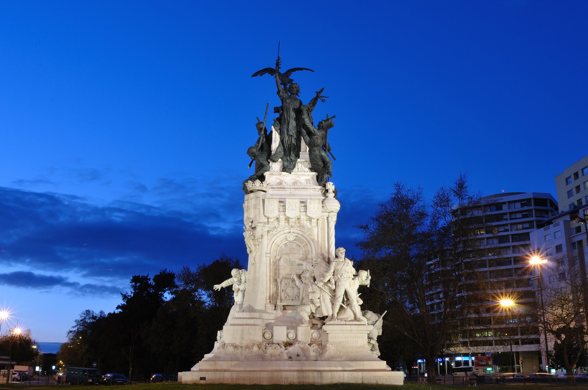 Estátua de Lisboa iluminada