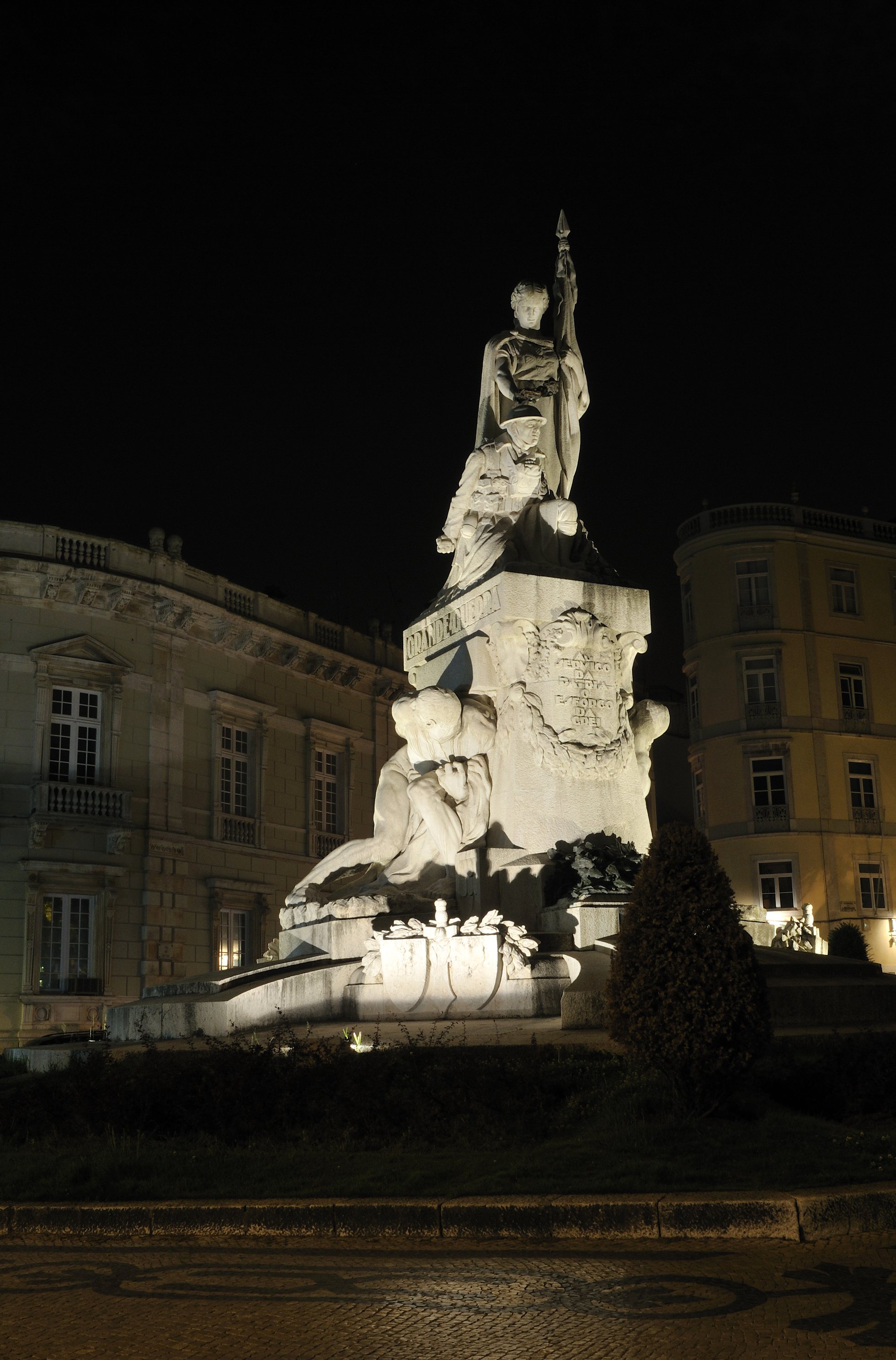 Estátua iluminada em Lisboa