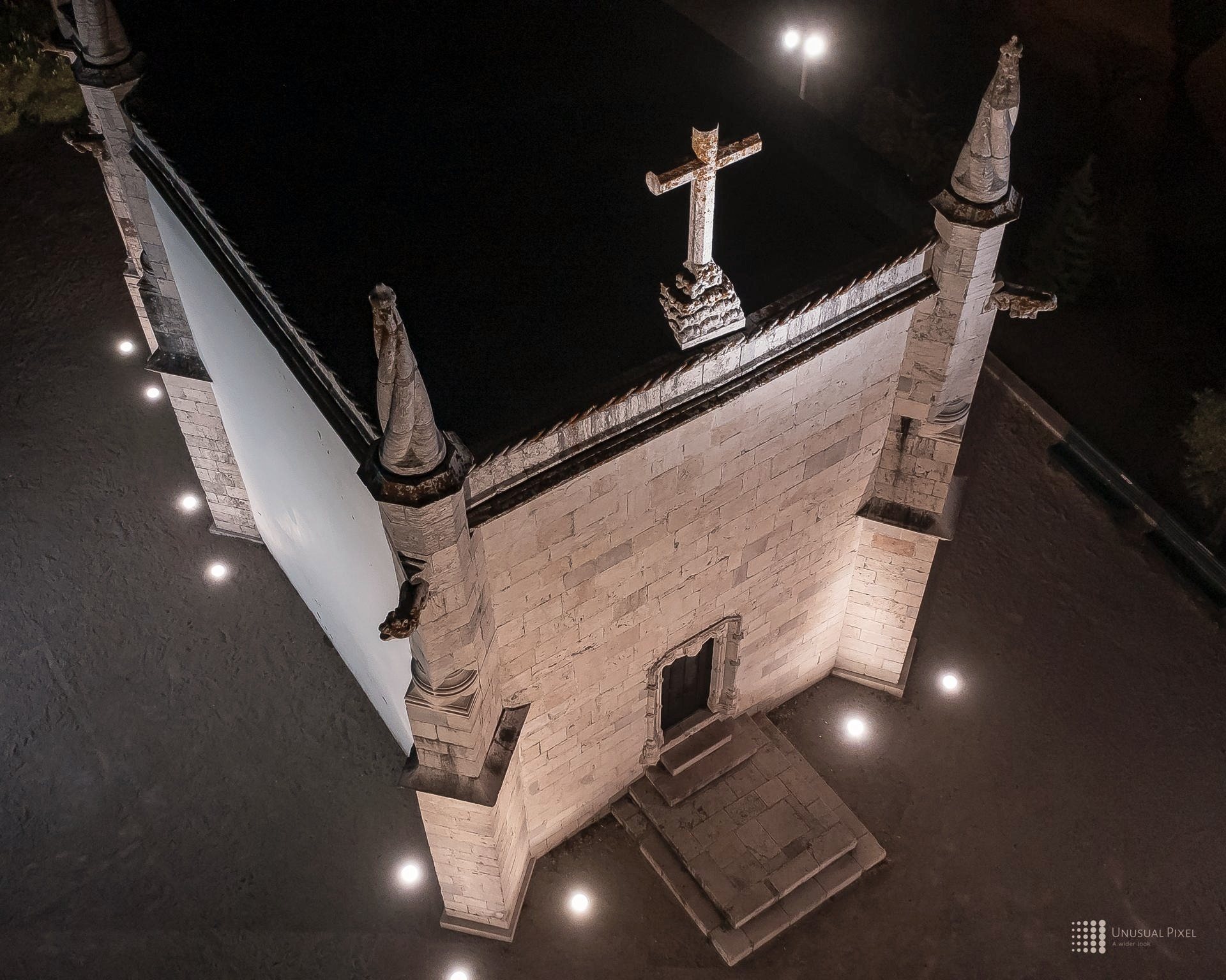 Fachada de igreja iluminada