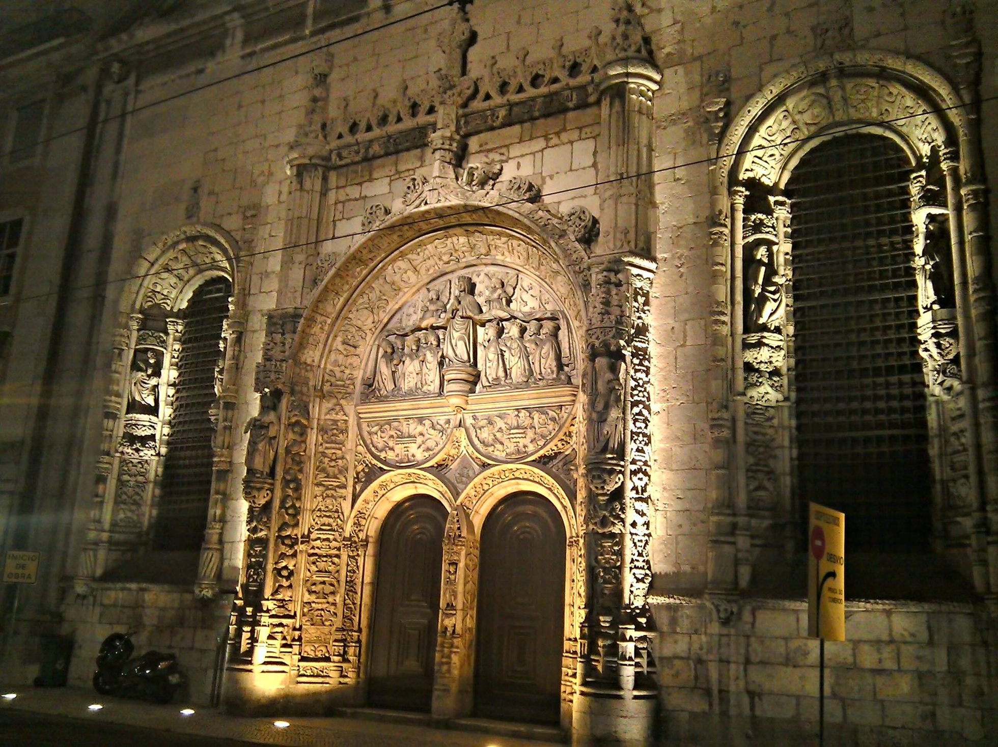 Igreja de Lisboa iluminada