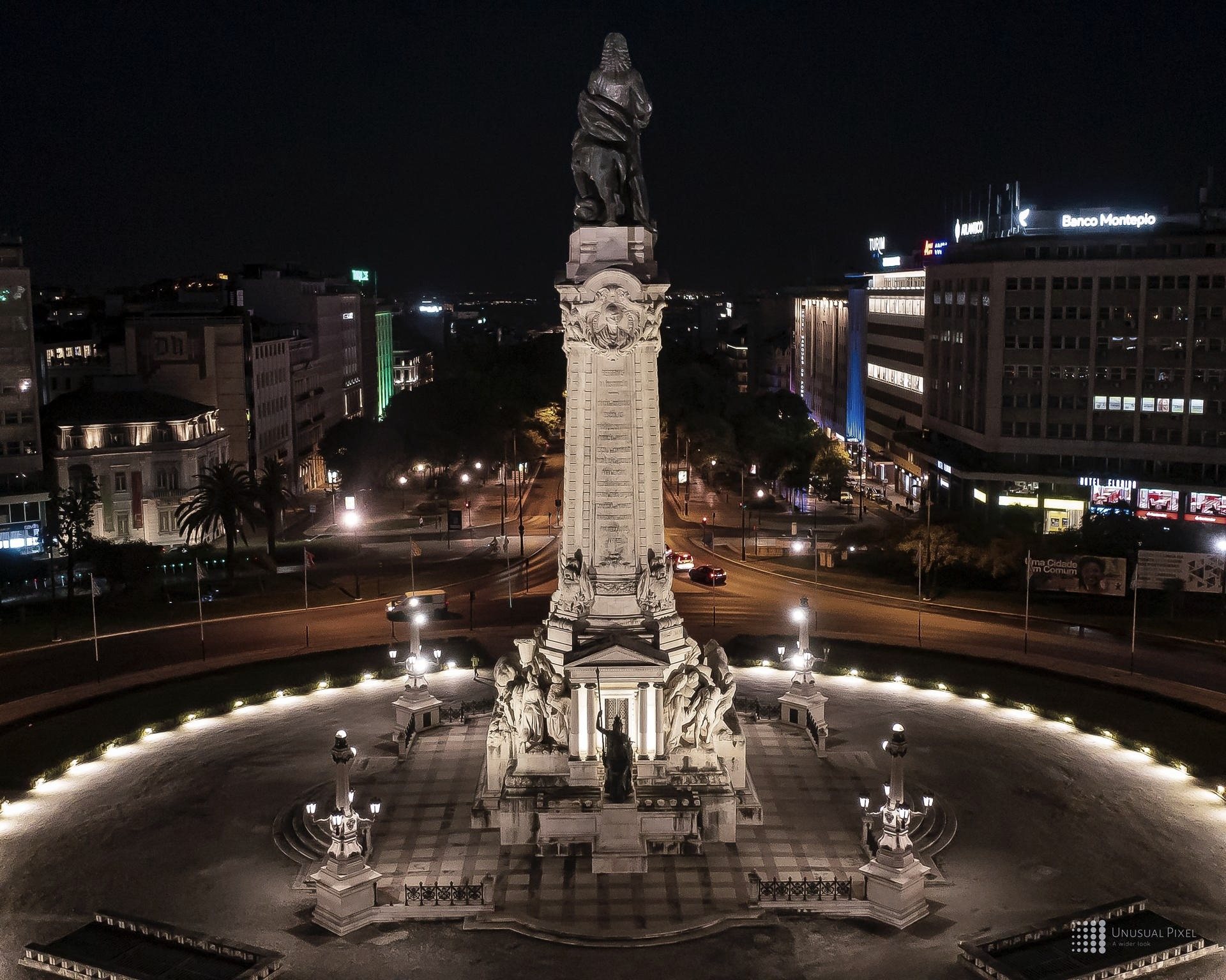Estátua do Marquês de Pombal iluminada