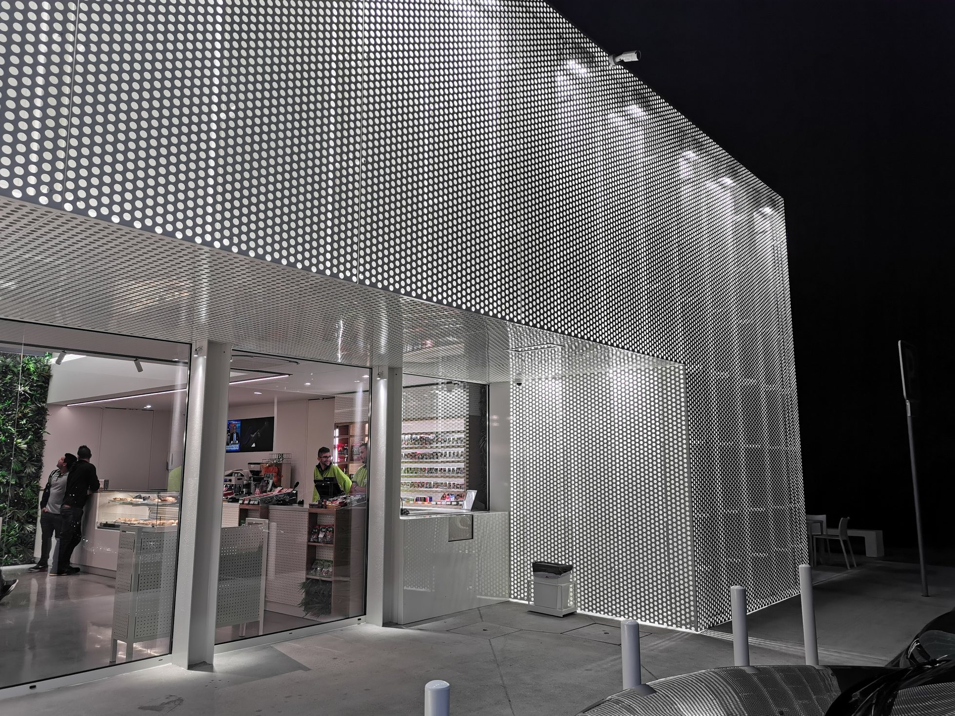 Posto de combustível BP iluminado